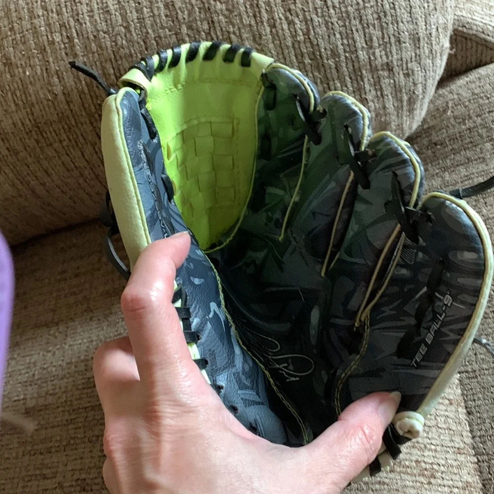 Free w purchase: Ortiz 34 vinyl Childs baseball glove for left hand in used cond - Picture 3 of 7